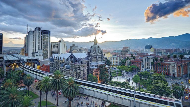 Pico y placa en Medellín 2024 hoy: Particulares, motos y taxis.